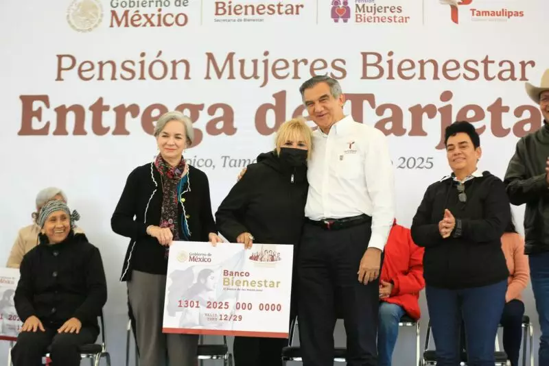 Entrega Américo Villarreal tarjetas del programa «Mujeres Pensión Bienestar»