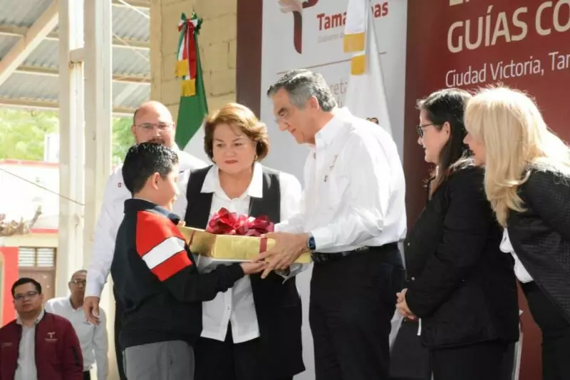 Cumple gobernador a educandos, entrega equipo tecnológico y mobiliario escolar