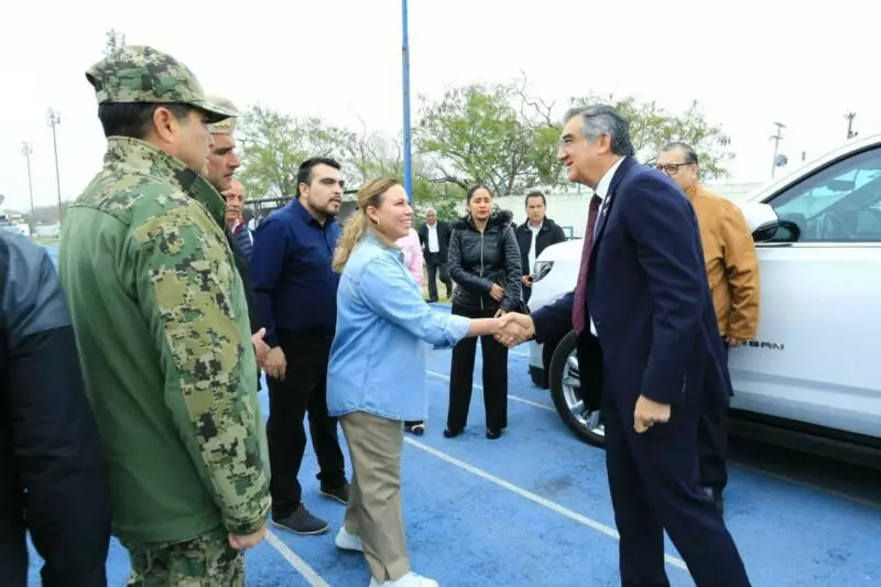 Recorren gobernador y presidenta del DIF Tamaulipas Centro de Atención para Repatriados en Matamoros; entregan ambulancia