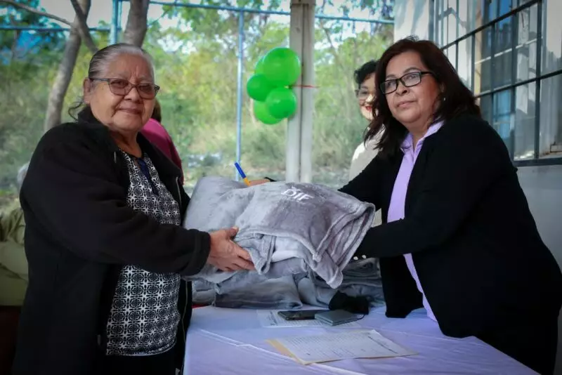 DIF Tamaulipas apapacha a adultos mayores de 24 municipios con el programa “Abrígate en Invierno”