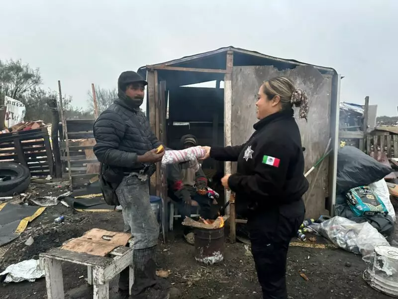 Entrega Guardia Estatal de Género cobijas y alimentos en Reynosa