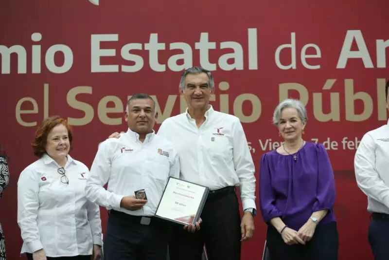 Entrega Américo Premio Estatal de Antigüedad en el Servicio Público 2024