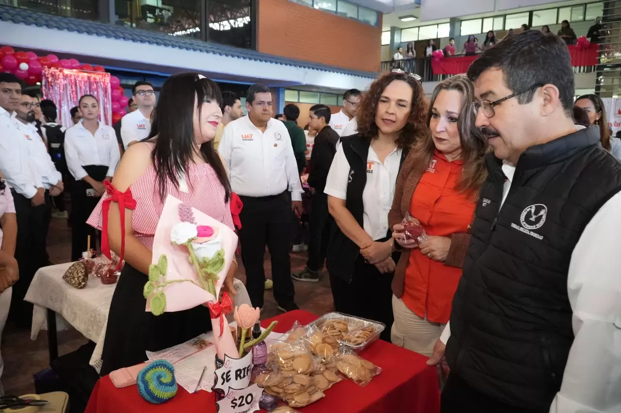 Rector de la UAT y universitarios conviven en jornada estudiantil