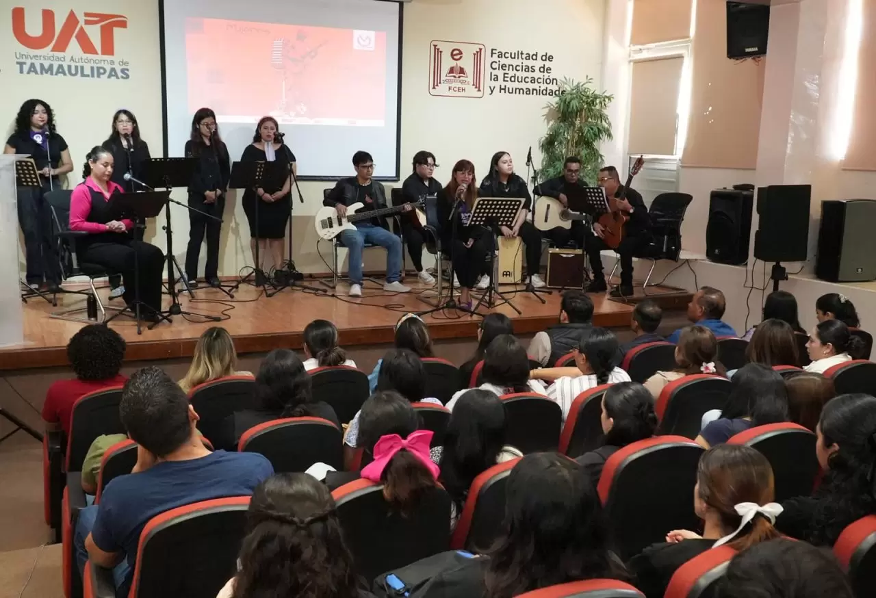 La UAT ofreció a sus universitarias el recital “Voces Violeta”