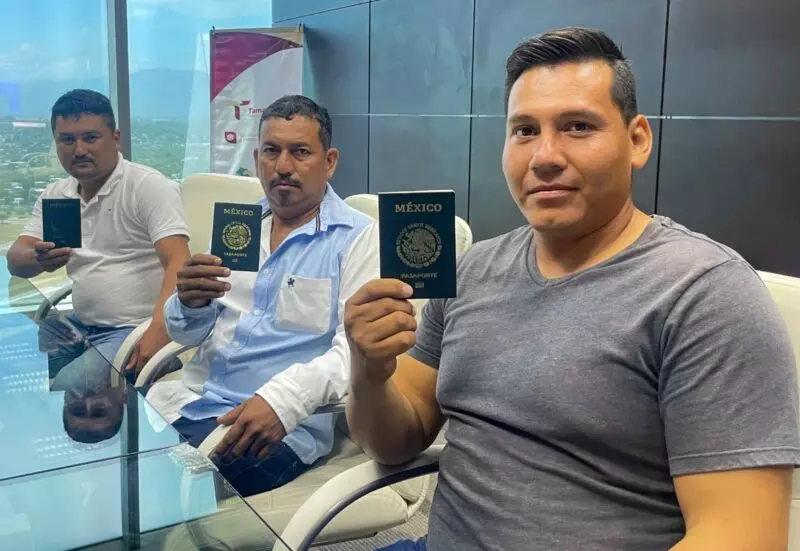 Entrega STPS sobres de viaje a trabajadores que participarán en programas de empleo en el extranjero en Estados Unidos y Alemania