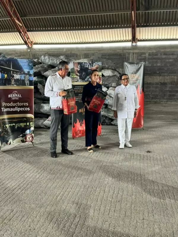 Recorrió presidenta empacadora de carbón vegetal “El Bernal”