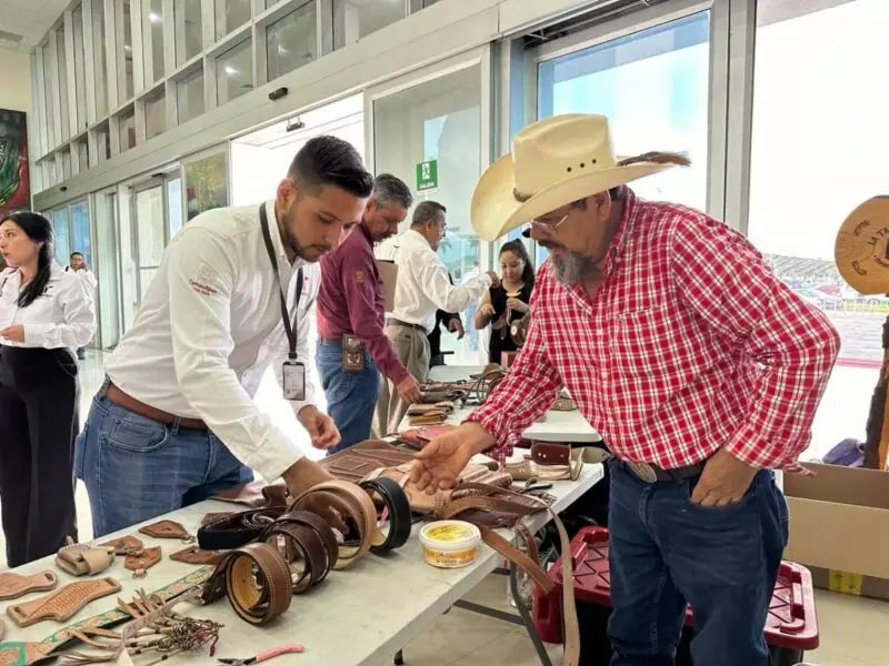 Exhiben artesanos rurales su talento en la Torre Bicentenario