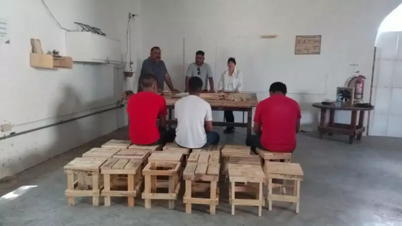 Adolescentes en externamiento elaboran y donan sillas a infancias en condición de migración