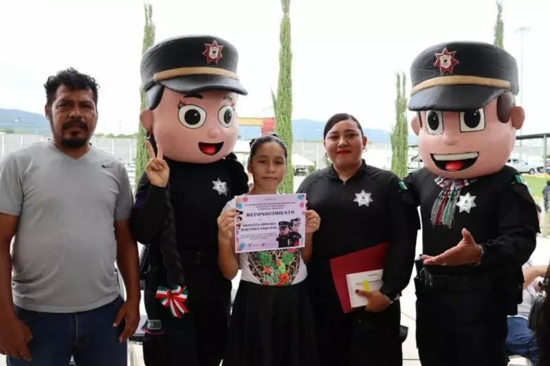 Entrega Guardia Estatal de Género reconocimiento a niñas ganadoras del concurso para nombrar a botargas oficiales de la SSPT