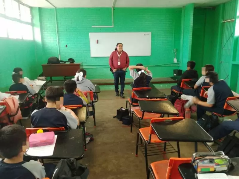 Orientan a estudiantes de secundaria respecto a la Ley Penal para prevenir infracciones