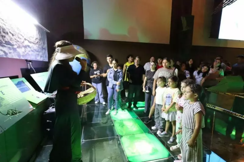 Disfrutan familias “Una Noche en el Museo”